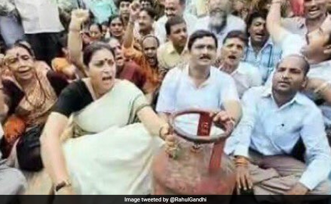 "Astronomical Price Hike": Rahul Gandhi Jabs Smriti Irani With Old Pic