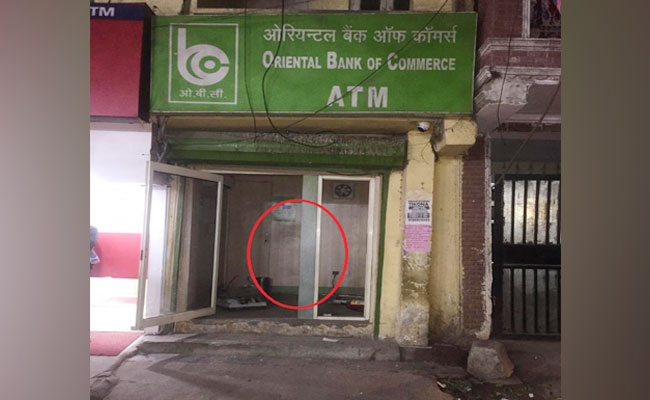 दिल्ली में ATM से नहीं चुरा पाए पैसे तो मशीन ही उखाड़ ले गए चोर, देखकर पुलिस के उड़े होश...