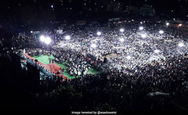 विजयवाड़ा में NPR-NRC के खिलाफ प्रदर्शन की तस्वीर ट्वीट करते हुए ओवैसी बोले- जो चुप रहेगी ज़बान-ए-खंजर, लहू पुकारेगा आस्तीं का...