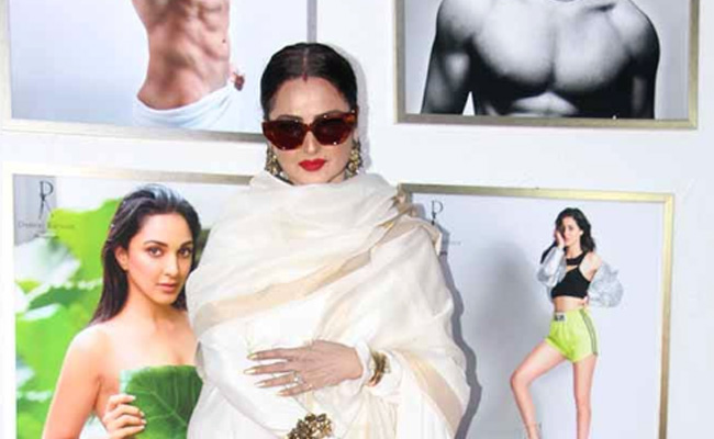 "<i>Yaha Danger Zone Hai</i>": Rekha Hilariously Walks Away From Amitabh Bachchan's Pic At An Event