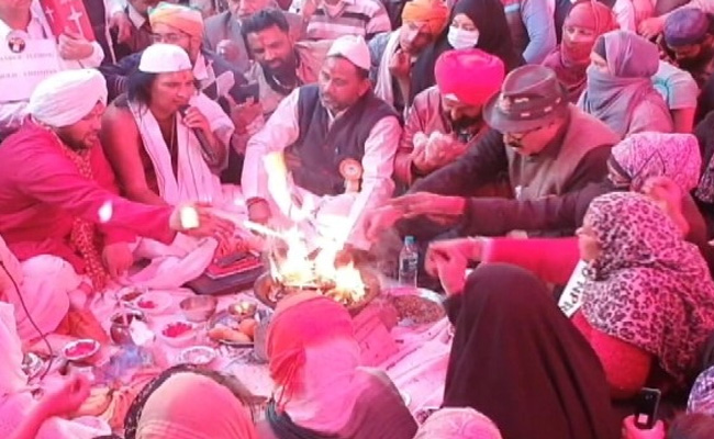 शाहीन बाग में हुआ हवन, फातिमा ने पढ़े मंत्र, लोगों ने कहा- मोदी, शाह जी आज धर्म पहचानिए
