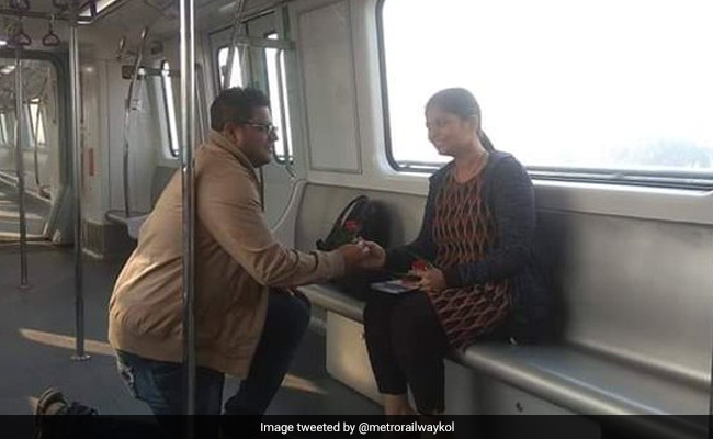 Man Proposes To His Partner On Kolkata Metro On Valentine's Day