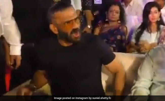 सुनील शेट्टी के बाइसेप्स को बार-बार छू रहा था यह फैन, एक्टर का यूं आया रिएक्शन- देखें Video