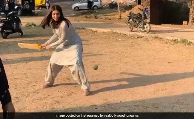 भूमि पेडनेकर पर चढ़ा क्रिकेट का बुखार, गेंद को पहुंचाया बाउंड्री के पार- देखें Video