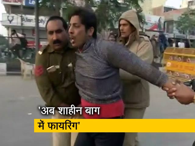 दिल्ली के शाहीन बाग में युवक ने की फायरिंग, पुलिस ने दबोचा