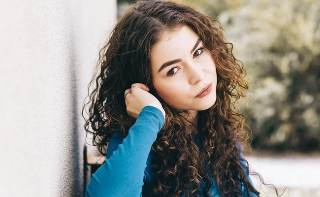 Here's How To Keep Your Curly Hair Free Of Frizz And Tangles