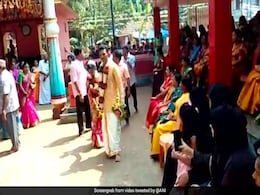 मुस्लिम दंपति ने मंदिर में कराई गोद ली हुई हिन्दू बेटी की शादी, लोग बोले- "जिंदा है इंसानियत" मुस्लिम दंपति ने मंदिर में कराई गोद ली हुई हिन्दू बेटी की शादी, लोग बोले- "जिंदा है इंसानियत"