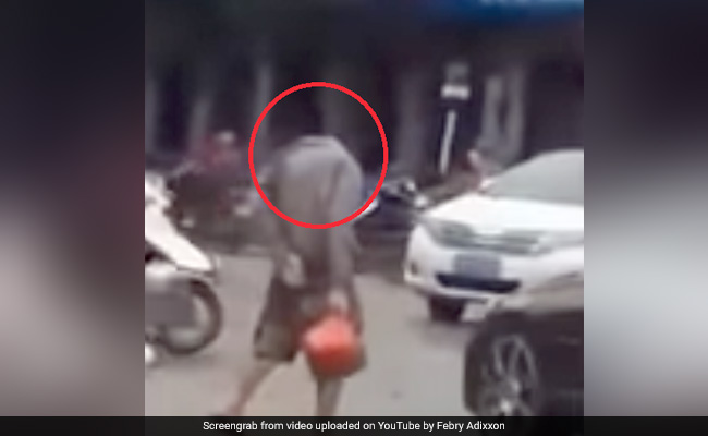 सड़क पर घूमता दिखा सिर कटा शख्स, देखकर लोगों ने दिया ऐसा रिएक्शन, देखें Shocking Video