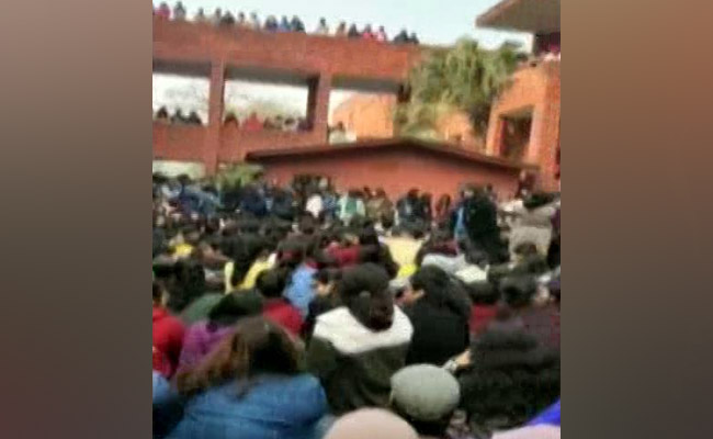 गार्गी कॉलेज में छात्राओं से बदसलूकी पर बोले अरविंद केजरीवाल- हरगिज बर्दाश्त नहीं, दोषियों को हो सख्त सजा