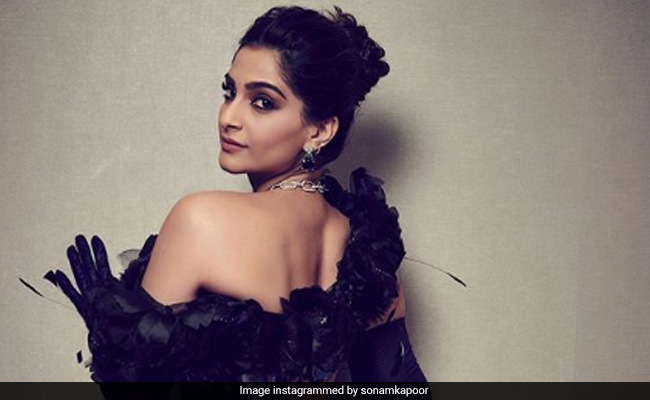 बॉडी हगिंग गाउन और लेयर्ड नेकपीस में नजर आईं सोनम कपूर, देखें ये शानदार Photos