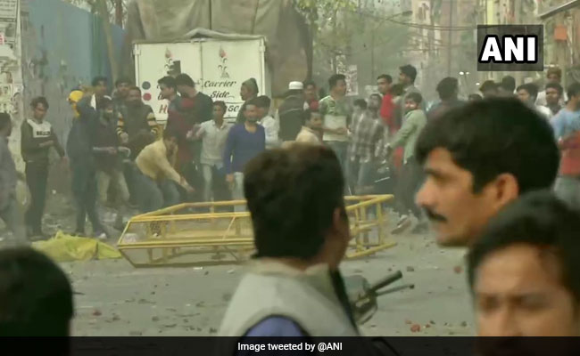 CAA Protest: दिल्ली के मौजपुर मेट्रो स्टेशन के पास पत्थरबाजी, मेट्रो स्टेशन के गेट किए गए बंद