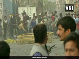 CAA Protest: दिल्ली के मौजपुर मेट्रो स्टेशन के पास पत्थरबाजी, मेट्रो स्टेशन के गेट किए गए बंद CAA Protest: दिल्ली के मौजपुर मेट्रो स्टेशन के पास पत्थरबाजी, मेट्रो स्टेशन के गेट किए गए बंद