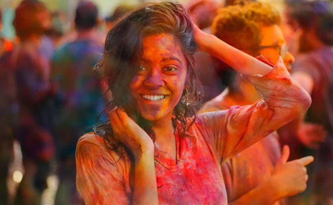 Holi 2020: Kurtas To Pick From Amazon Sale To Play with Colours