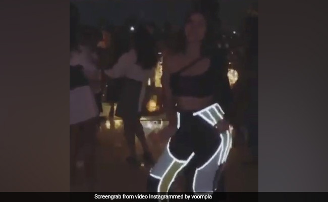 अनन्या पांडे पार्टी में LED पैंट्स पहन कर पहुंचीं, फिर 'अंखियों से गोली मारे' पर यूं किया डांस- देखें  Video