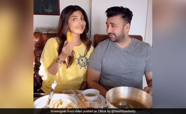 राज कुंद्रा से चैलेंज जीतने पर झूम उठीं Shilpa Shetty, पति को खिलाई मिर्ची