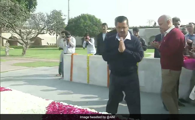 दिल्ली के मौजूदा हालातों के बीच अरविंद केजरीवाल पहुंचे राजघाट तो बॉलीवुड एक्ट्रेस ने यूं कसा तंज दिल्ली के मौजूदा हालातों के बीच अरविंद केजरीवाल पहुंचे राजघाट तो बॉलीवुड एक्ट्रेस ने यूं कसा तंज