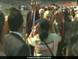 भारतीय महिला ने लगाया डोनाल्ड ट्रंप की बेटी को गले, पूछा- 'कैसा लगा नमस्ते ट्रंप' तो दिया ऐसा जवाब... देखें Video भारतीय महिला ने लगाया डोनाल्ड ट्रंप की बेटी को गले, पूछा- 'कैसा लगा नमस्ते ट्रंप' तो दिया ऐसा जवाब... देखें Video