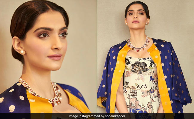 ऑफ शोल्डर गाउन और बनारसी सिल्क जैकेट में नजर आईं सोनम कपूर, देखें ये शानदार Photos