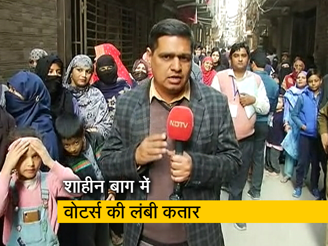 दिल्ली चुनाव मतदान: शाहीन बाग में दिखी वोटर्स की लंबी कतार