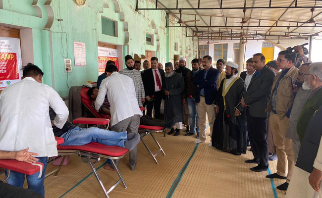लखनऊ : मस्जिद में ब्लड डोनेशन कैंप का हुआ आयोजन, सूचना आयुक्त ने बताया इंसानियत का बेहतरीन नमूना