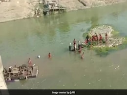 राजस्थान: बूंदी जिले में नदी में गिरी बस, 25 लोगों की मौत राजस्थान: बूंदी जिले में नदी में गिरी बस, 25 लोगों की मौत