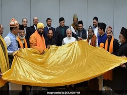 पीएम मोदी की ओर से अजमेर शरीफ में चढ़ाई गई चादर, कहा, "एकता ही भारत की आत्मा है" पीएम मोदी की ओर से अजमेर शरीफ में चढ़ाई गई चादर, कहा, "एकता ही भारत की आत्मा है"