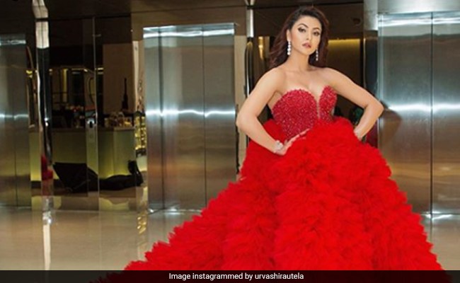 उर्वशी रौतेला ने पहना इतना भारी गाउन कि 4 कुर्सियों पर बैठना पड़ा, Video देख लोगों ने किया ट्रोल