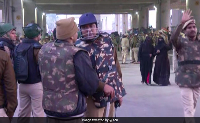 Delhi Jaffrabad Anti-CAA Protest: जाफराबाद मेट्रो स्टेशन के पास महिलाओं ने जाम की सड़क, भीम आर्मी के 'भारत बंद' का दिया हवाला Delhi Jaffrabad Anti-CAA Protest: जाफराबाद मेट्रो स्टेशन के पास महिलाओं ने जाम की सड़क, भीम आर्मी के 'भारत बंद' का दिया हवाला