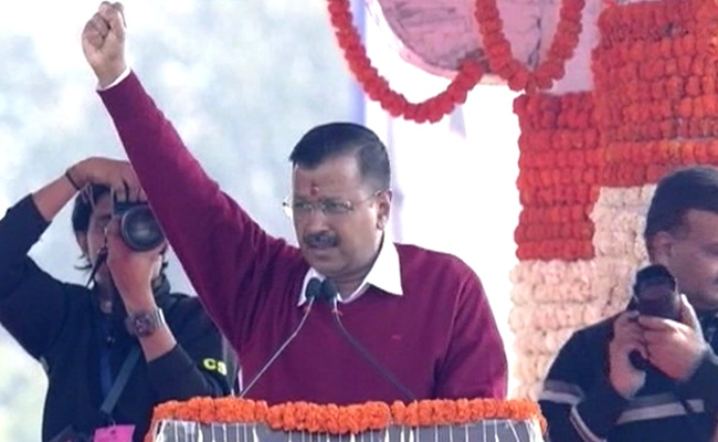 CM पद की शपथ लेने के बाद अरविंद केजरीवाल ने गाया 'हम होंगे कामयाब', देखें VIDEO