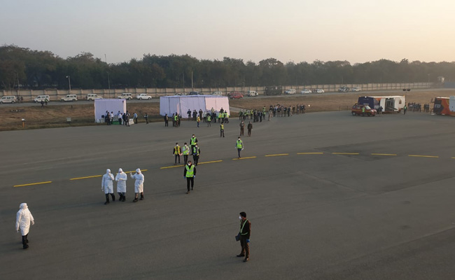 चीन के वुहान से भारत लाए गए 324 भारतीय, दिल्ली एयरपोर्ट पर लैंड हुआ एयर इंडिया का विमान