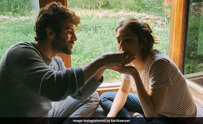 Kartik Aaryan Feeds '<I>Kaafi Dubli</i>' Sara Ali Khan. Shares Pic