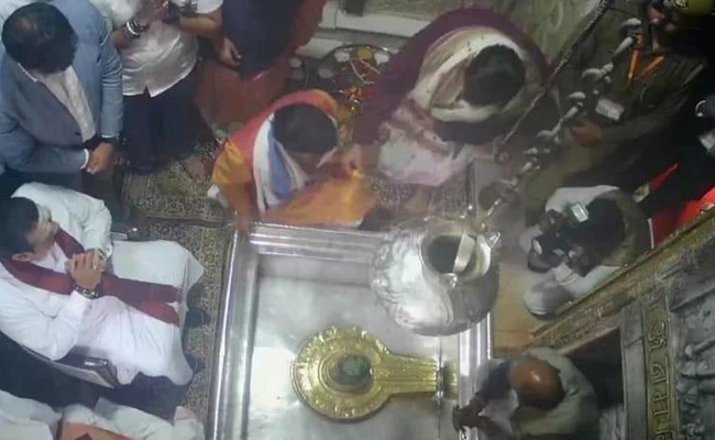 श्रीलंका के प्रधानमंत्री राजपक्षे ने काशी विश्वनाथ के दर्शन किए