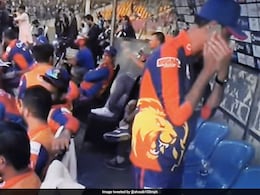 Shoaib Akhtar Reacts As PSL Team Official Uses Mobile In Dug-Out Shoaib Akhtar Reacts As PSL Team Official Uses Mobile In Dug-Out