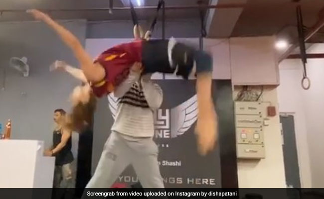 Disha Patani ने टाइगर श्रॉफ की तरह यूं मारी बैक फ्लिप, Video हो गया वायरल