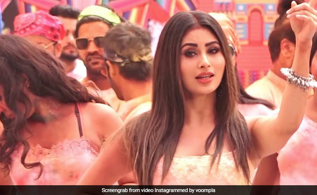 Holi Geet 2020: मौनी रॉय ने इन बॉलीवुड सितारों संग खेली जबरदस्त होली, Video हुआ वायरल
