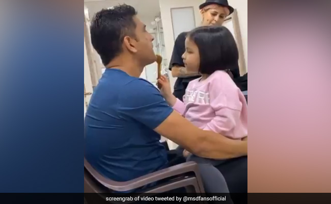 MS Dhoni का मेकअप करती दिखीं बेटी जीवा, चेहरे पर ऐसे चलाया ब्रश, वायरल हुआ ये Video