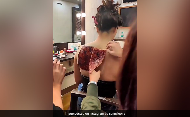 सनी लियोन की मेकअप के दौरान निकल गई चमड़ी, Video देख आप भी हो जाएंगे हैरान