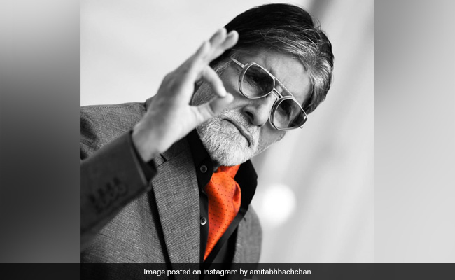 Amitabh Bachchan's "<I>Chashme Ka Fashion</I>" Post Cracks The Internet Up