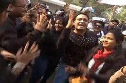 AAP Supporters Dance To "<i>Laage Raho Kejriwal</i>" AAP Supporters Dance To "<i>Laage Raho Kejriwal</i>"