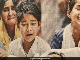 पिता के शव के पास बैठे बच्चे की Photo शेयर कर बॉलीवुड प्रोड्यूसर बोले- प्रार्थना बंद करने का समय... पिता के शव के पास बैठे बच्चे की Photo शेयर कर बॉलीवुड प्रोड्यूसर बोले- प्रार्थना बंद करने का समय...