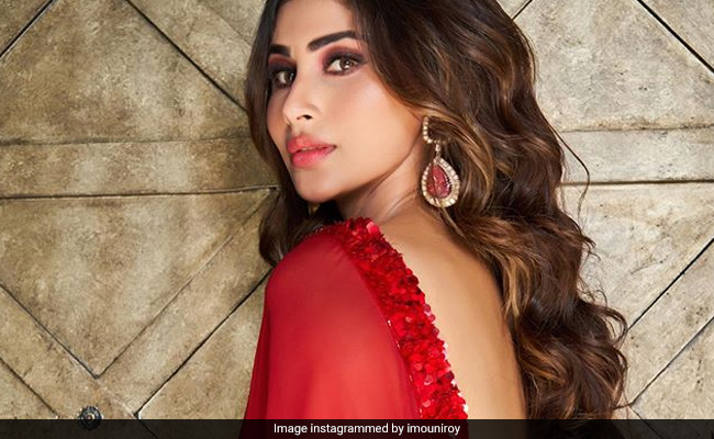 मौनी रॉय का डेब्यू सॉन्ग 'भीगी भीगी रातों में' हुआ रिलीज, जबरदस्त अंदाज में दिखीं एक्ट्रेस- देखें Video