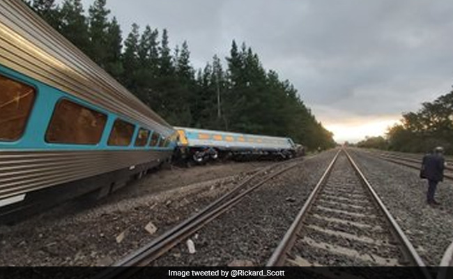 Melbourne-Sydney Train Derails, 2 Killed