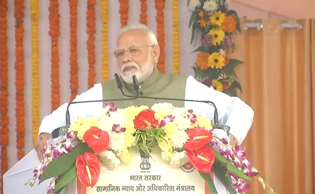 प्रयागराज: PM मोदी ने दिव्यागों को बांटे उपकरण, बोले- 130 करोड़ भारतीयों की सेवा करना, हमारी सर्वोच्च प्राथमिकता 