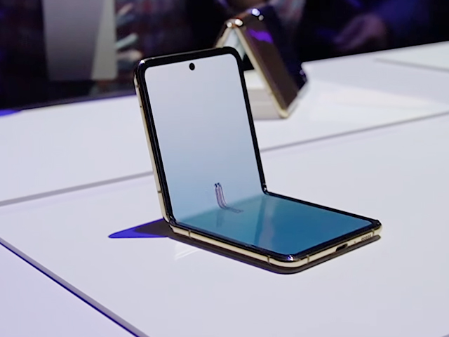 सैमसंग गैलेक्सी जे़ड फ्लिप: आ गया ज़माना फोल्डेबल फोन का