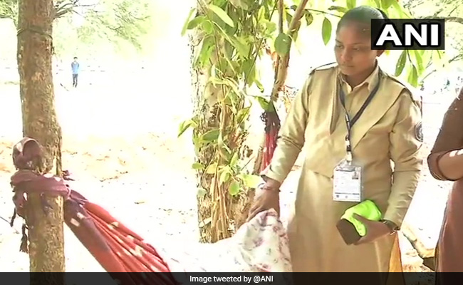 1 साल के बच्चे को साथ लेकर ड्यूटी कर रही महिला कांस्टेबल, कहा- मां और ड्यूटी, दोनों फर्ज निभा रही हूं