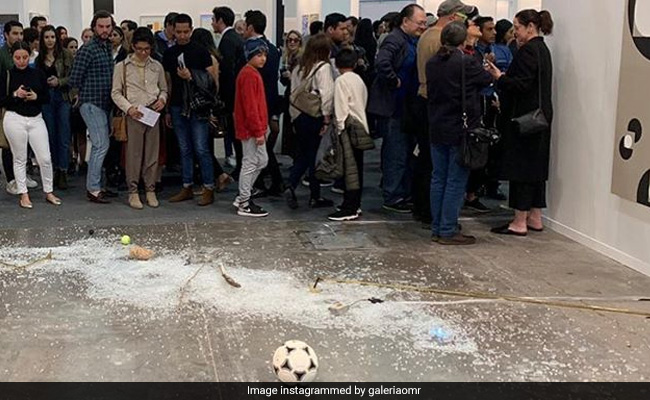 Art Critic Accidentally Shatters $20,000 Artwork By Doing This