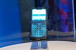 Motorola Razr 2019 First Look: Meet The New Foldable Flip Phone Motorola Razr 2019 First Look: Meet The New Foldable Flip Phone