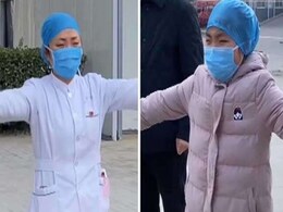 Coronavirus से जूझ रहे मरीजों का इलाज कर रही नर्स ने रोती हुई बेटी को दूर से लगाया गले, देखिए VIDEO Coronavirus से जूझ रहे मरीजों का इलाज कर रही नर्स ने रोती हुई बेटी को दूर से लगाया गले, देखिए VIDEO