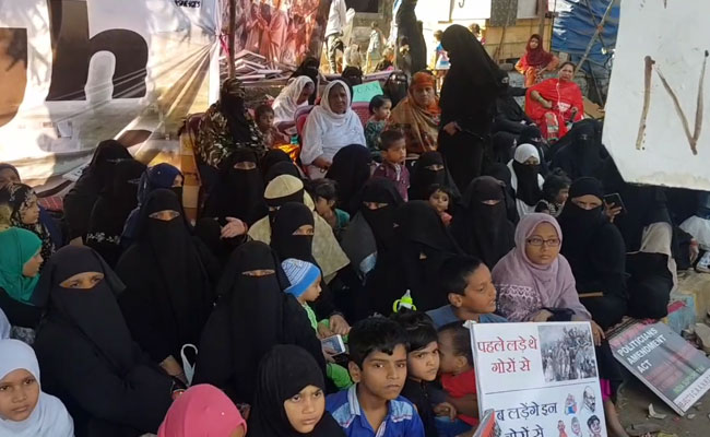 Artists Who Painted At Delhi's Shaheen Bagh Join Protest Near Mumbai