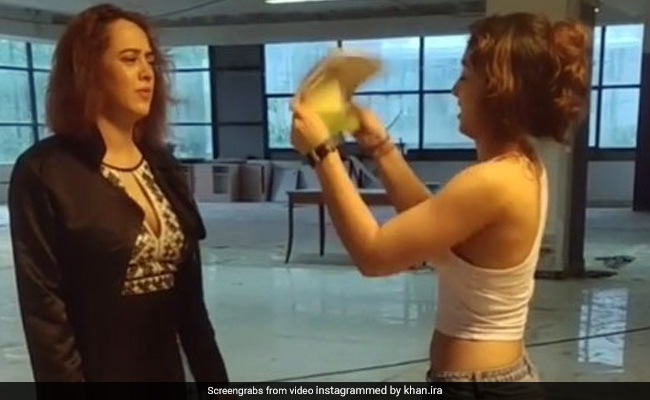 युवराज सिंह की पत्नी को किताब से पंखा झोलती नजर आईं इरा खान, Video हुआ वायरल